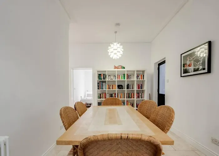 Princes Villa - Large Fully Self Contained Flat, 5 Minutes From The Sea