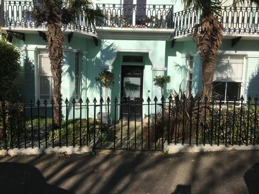 Princes - Large Fully Self Contained Flat, 5 Minutes From The Sea Apartment *