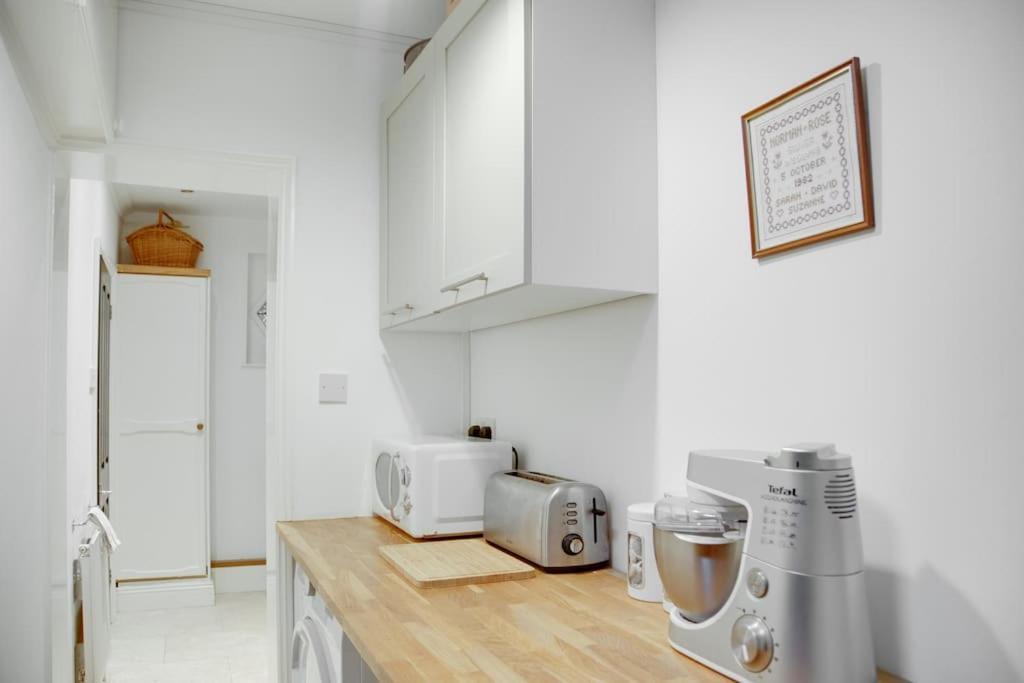 Princes - Large Fully Self Contained Flat, 5 Minutes From The Sea Apartment *