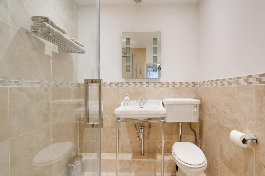 Princes - Large Fully Self Contained Flat, 5 Minutes From The Sea Apartment *